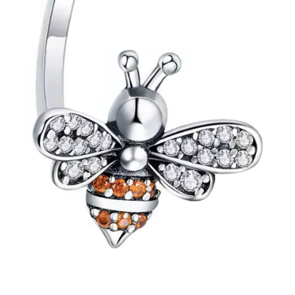 Zoom sur l’abeille en argent 925 ornée de zircones scintillantes, soulignant son design travaillé et son éclat naturel.