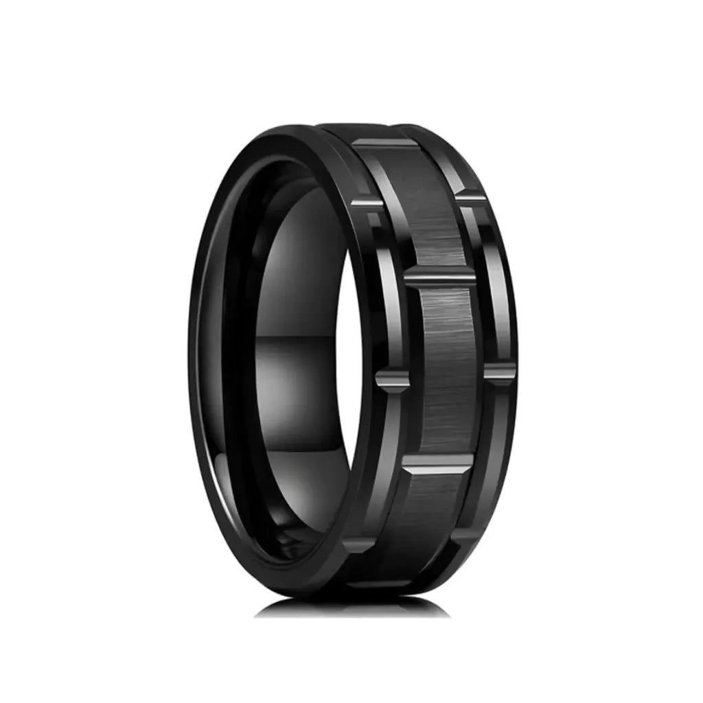 Bague masculine en acier inoxydable noir mat avec détails rainurés et style contemporain affirmé.