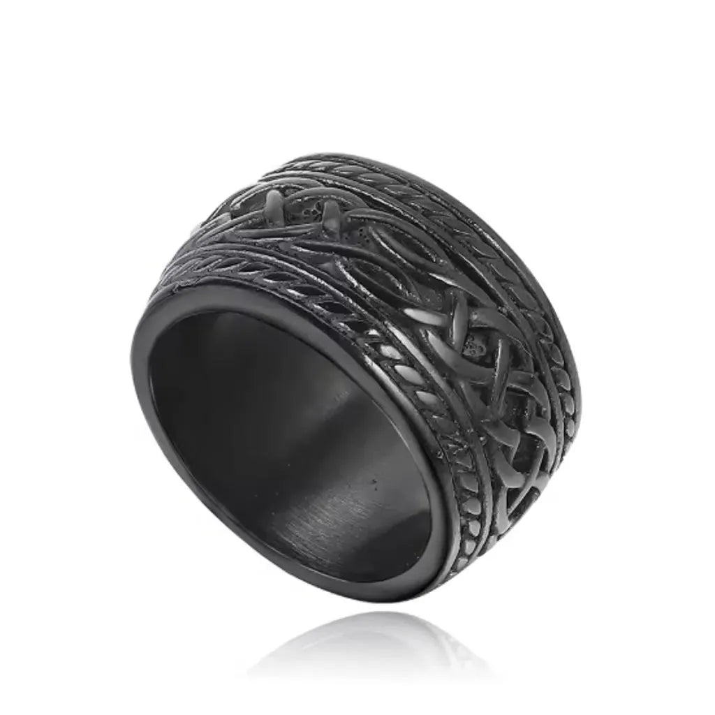 Modèle Celte Dagan noir en acier inoxydable, nœuds celtiques en relief sur fond sombre. Style audacieux et mystérieux pour homme moderne.