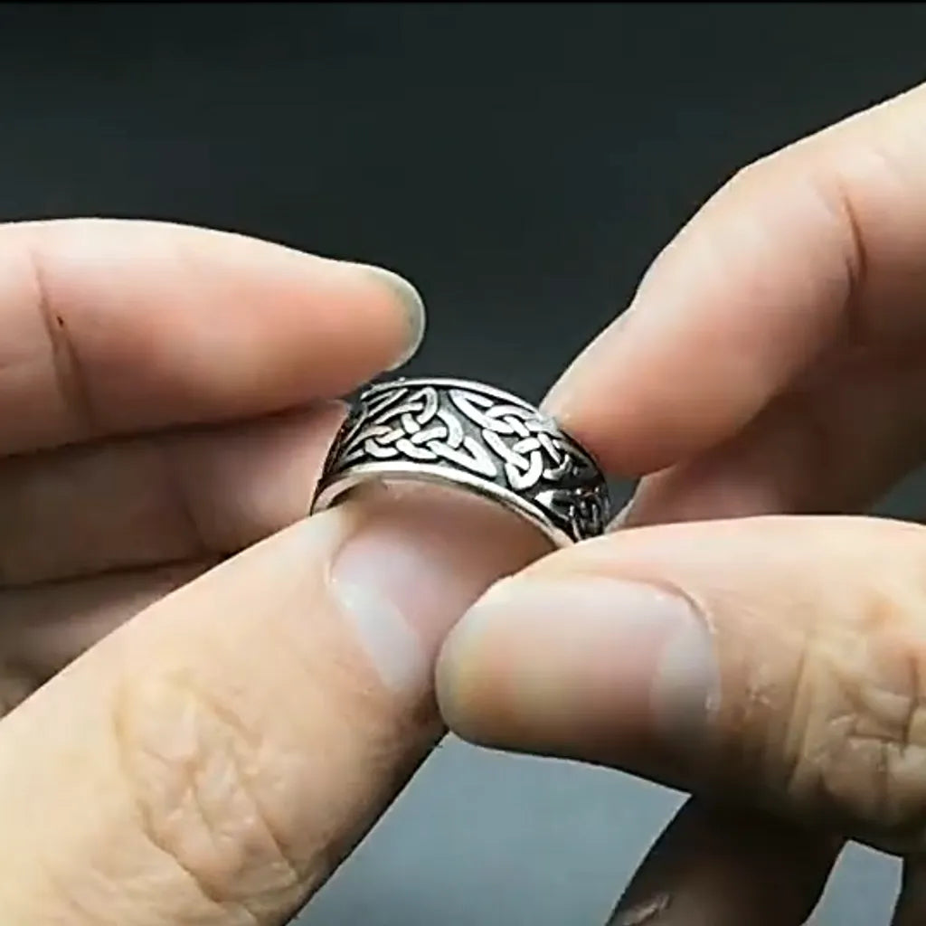 Vue lifestyle de la bague Celte Tyr présentée en bout de doigts dans un environnement sombre, exprimant l’identité viking et la force du design celtique.