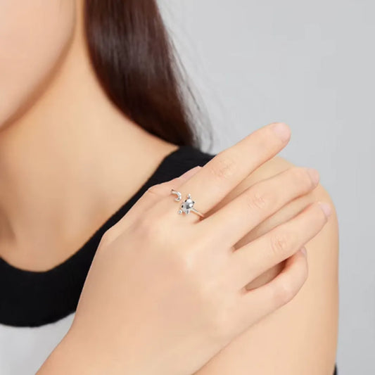 Bague chat adorable en argent massif, bijou ajustable style félin, mise en valeur sur main féminine élégante.