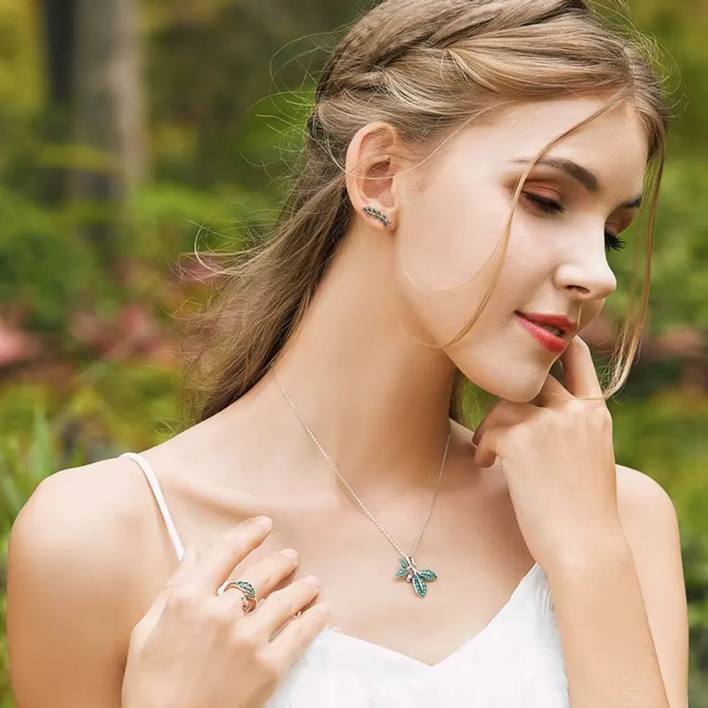 Femme élégante en pleine nature portant la bague Coccinelle et feuille en argent 925. Bijou fin et symbolique.