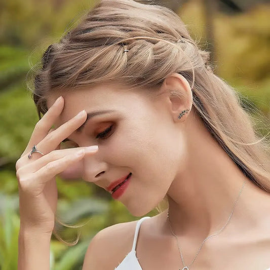 Bague Coccinelle avec feuille en argent 925 portée par une femme en extérieur. Bijou raffiné et porte-bonheur.