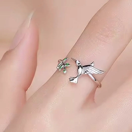Bague colibri en argent 925 avec zircones vertes, élégamment portée sur un doigt, mettant en valeur ses détails raffinés.