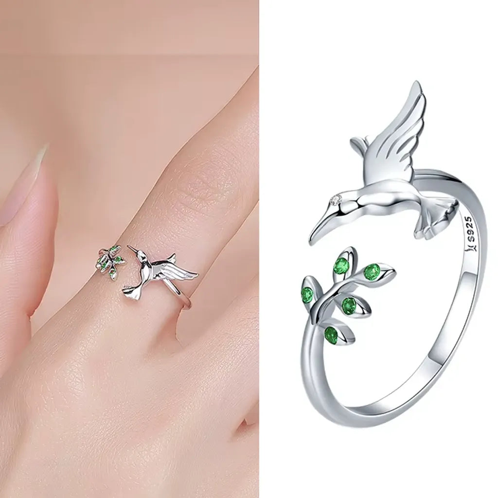 Vue rapprochée d’une bague colibri en argent 925 et zircones, sublimant la main avec un design inspiré de la nature.