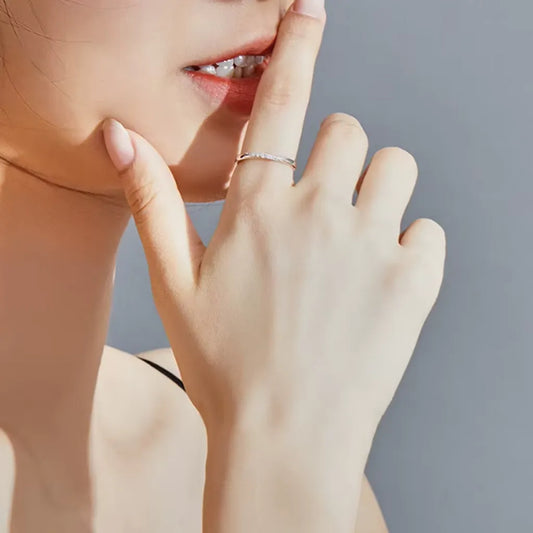 Bague Éclat Stellaire en argent 925 portée sur l’index, finesse et éclat subtil des zircones blanches.