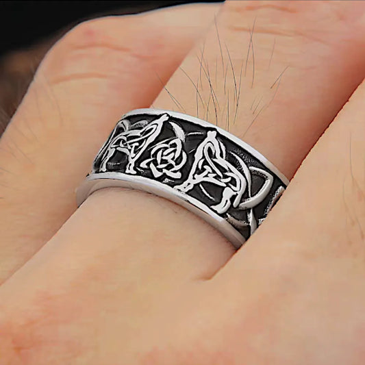 Bague Fenrir acier inox portée au doigt, motif loup celtique, vue rapprochée.