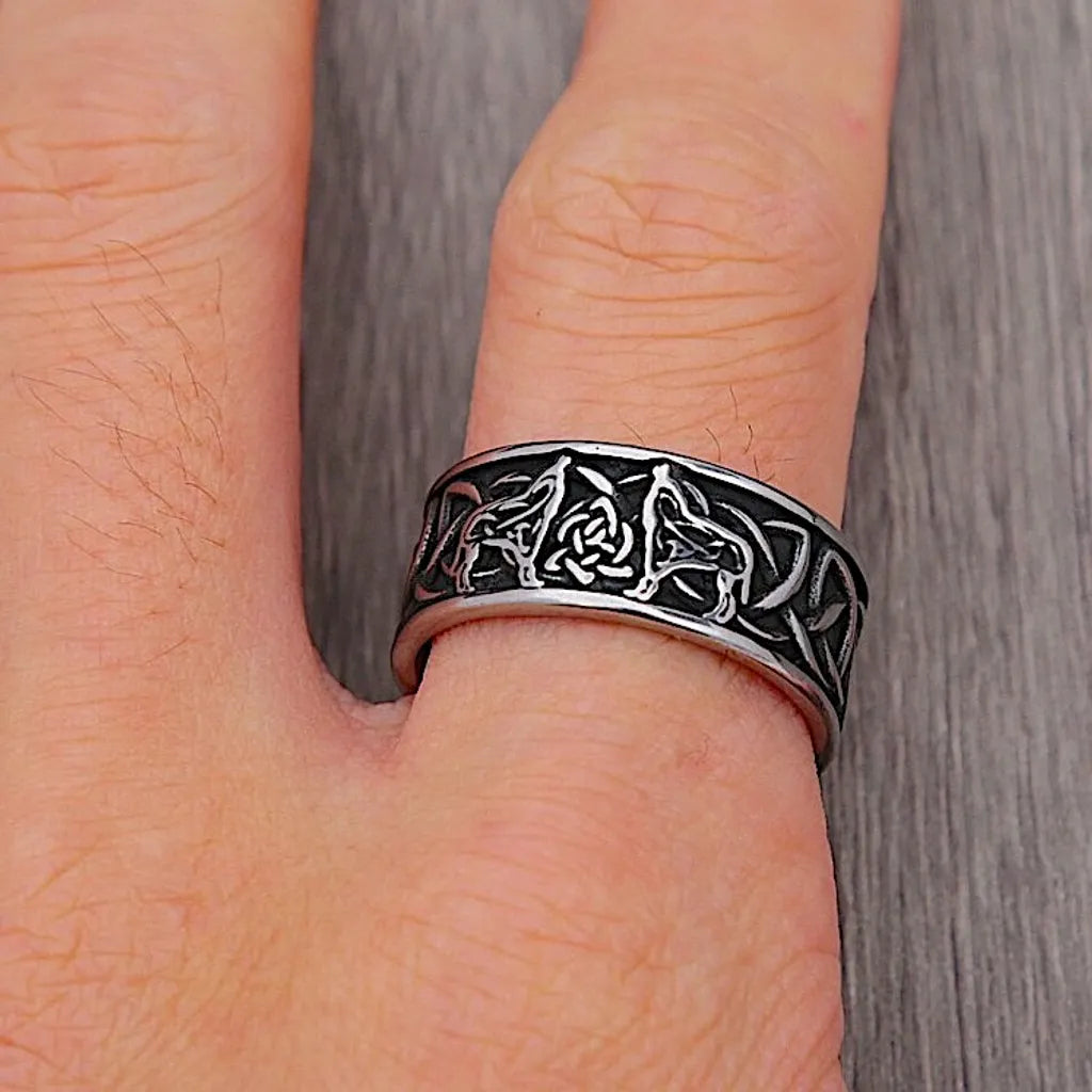 Anneau nordique Fenrir sur main masculine, style viking affirmé et tribal.