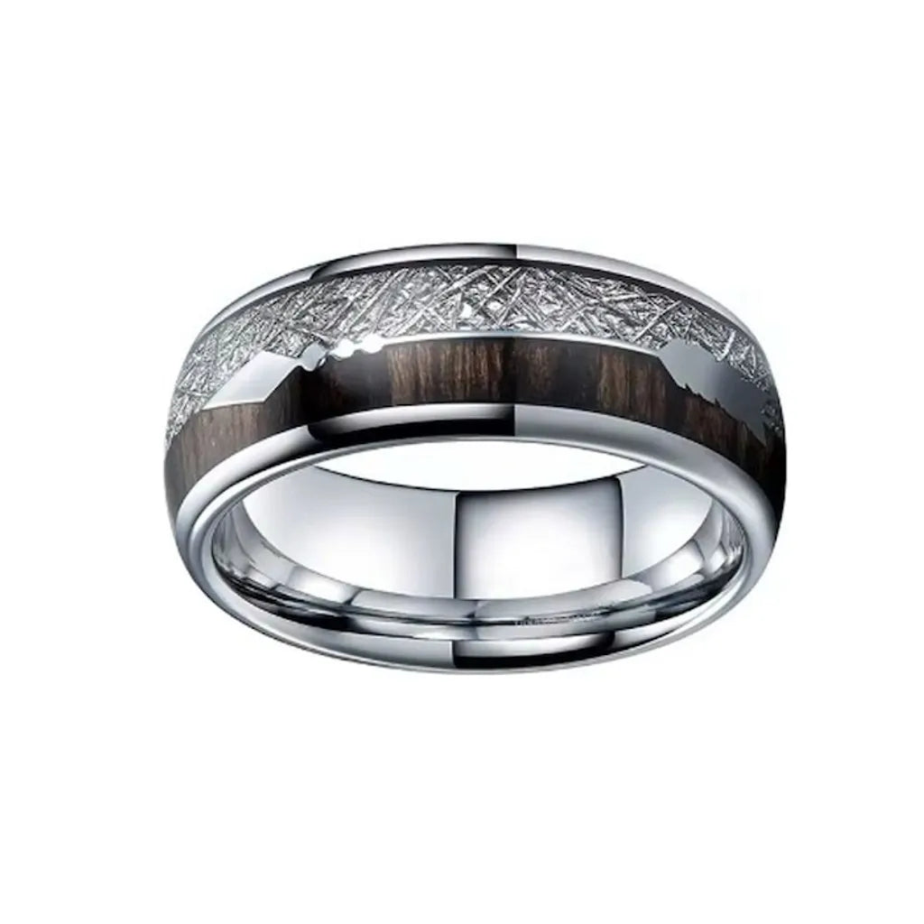 Angle incliné mettant en valeur la bague Flèche Bodkin, combinaison d'acier inoxydable brillant, bois sombre et texture météoritique.