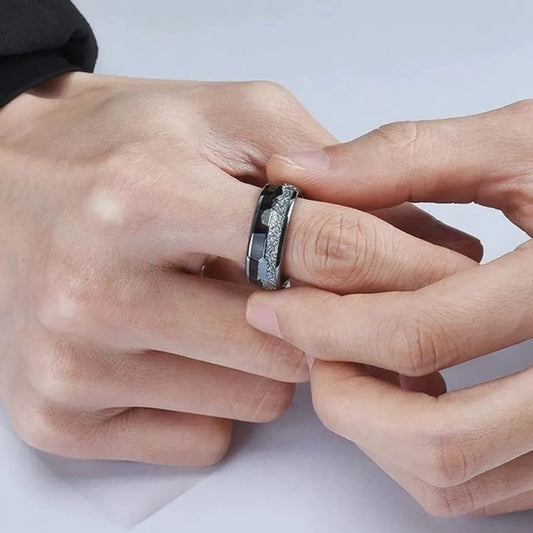 La bague Flèche Bodkin portée à la main, alliance homme moderne en acier inoxydable, bois et météorite, ajustement confortable.