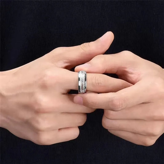 Bague Flèche Egil portée à la main par un homme, mise en situation naturelle en train de l’enfiler – design robuste et symbolique.