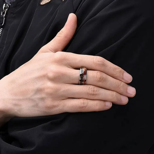 Vue réaliste de la bague Flèche Rollo portée avec une tenue noire, mise en valeur discrète et élégante au doigt.