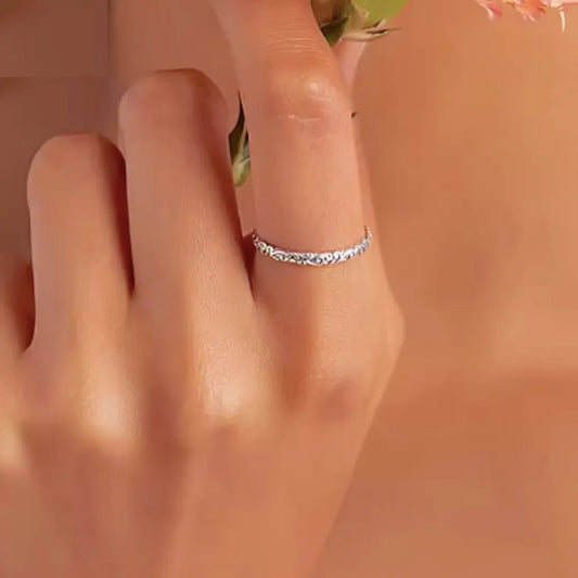 La Bague Liane en argent 925 portée sur une main au teint hâlé, parfaite pour sublimer un look minimaliste et chic.