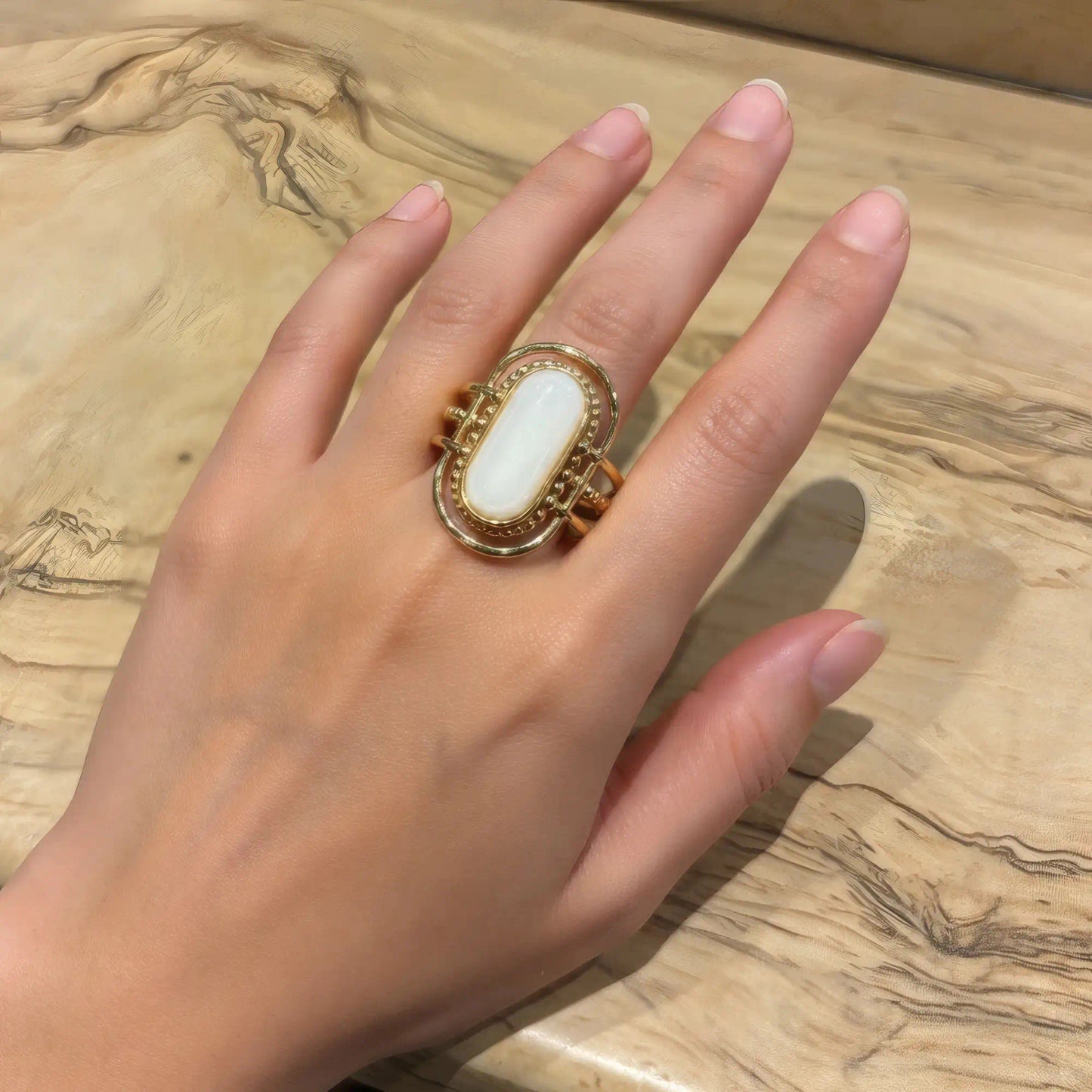 Portée main bague nacre acier inoxydable fusion or doigt majeur Eora Akrochic