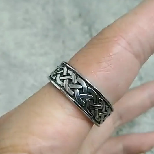 Bague Skeld anneau en acier inoxydable orné d'un motif entrelacé sur l'index d'un homme, finition argentée