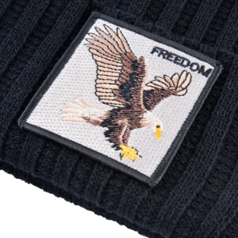 Ecusson carré représentant un aigle majestueux aux ailes déployées, cet écusson à la devise FREEDOM est arboré sur un magnifique bonnet en laine acrylique de couleur noire - bonnet unisexe 
