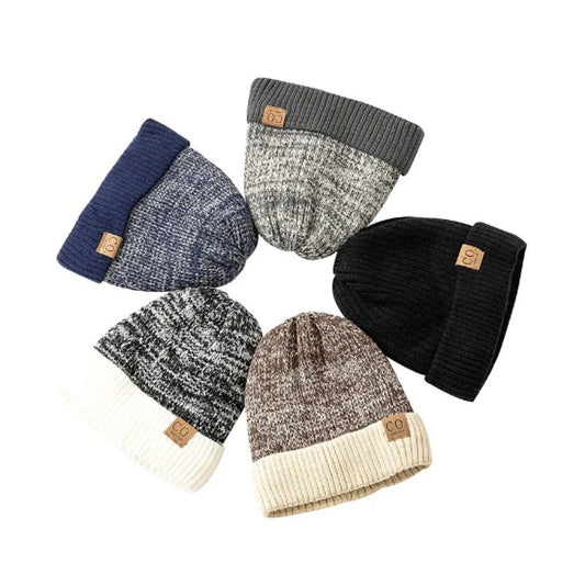 Bonnets Aspen posés à plat sur un fond blanc - bonnets chauds en laine acrylique doublés de peluche en polyester - doux et chaud - cinq coloris aux choix, bleu, gris, noir, beige et blanc