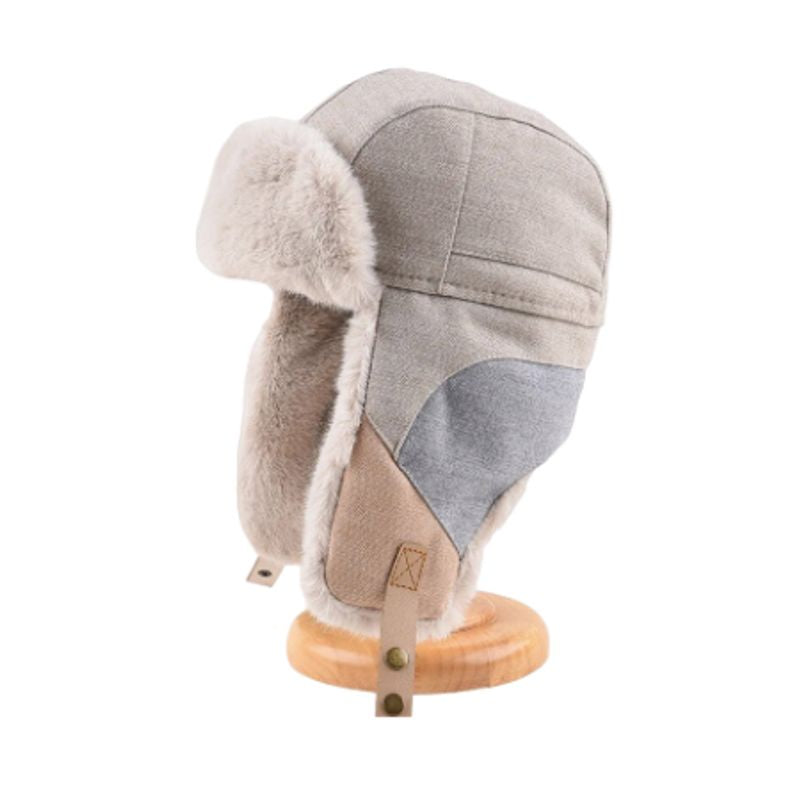 Bonnet bombardier Fonck en coton et fausse fourrure présenté de côté sur un présentoir à pied en bois - chapka homme - coloris gris