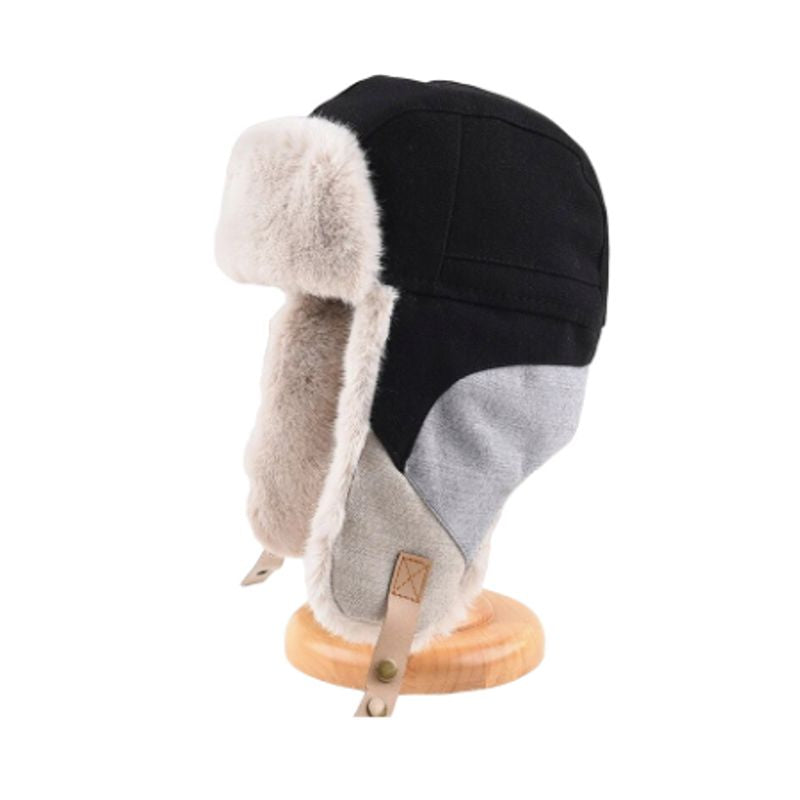 Bonnet bombardier Fonck en coton et fausse fourrure présenté de cÎté sur un présentoir à pied en bois - chapka homme - coloris noir