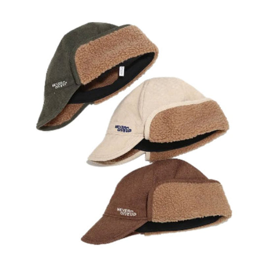 Trois bonnets à visière bombardier Fokker présenté de côté sur un fond blanc - never give up en français n'abandonne jamais est brodé sur le côté avant gauche de ces casquettes à doublure en peluche - coloris vert militaire, blanc beige, marron clair