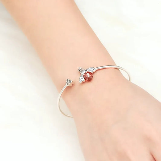 Bracelet abeille reine porté au poignet, en argent 925 avec cristal doré, design raffiné et féminin en toute simplicité.