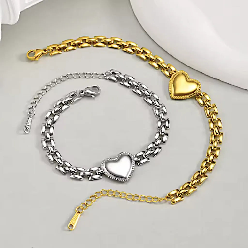 Double flat lay du bracelet Alma en acier doré et argenté, comparatif esthétique sur fond gris perle, idéal pour choisir la finition souhaitée.