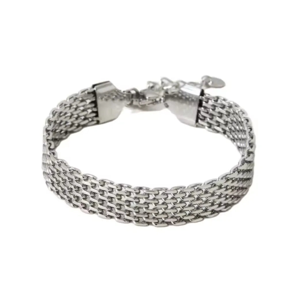 Bracelet Altina large en maille acier argenté pour femme, style moderne et épuré.
