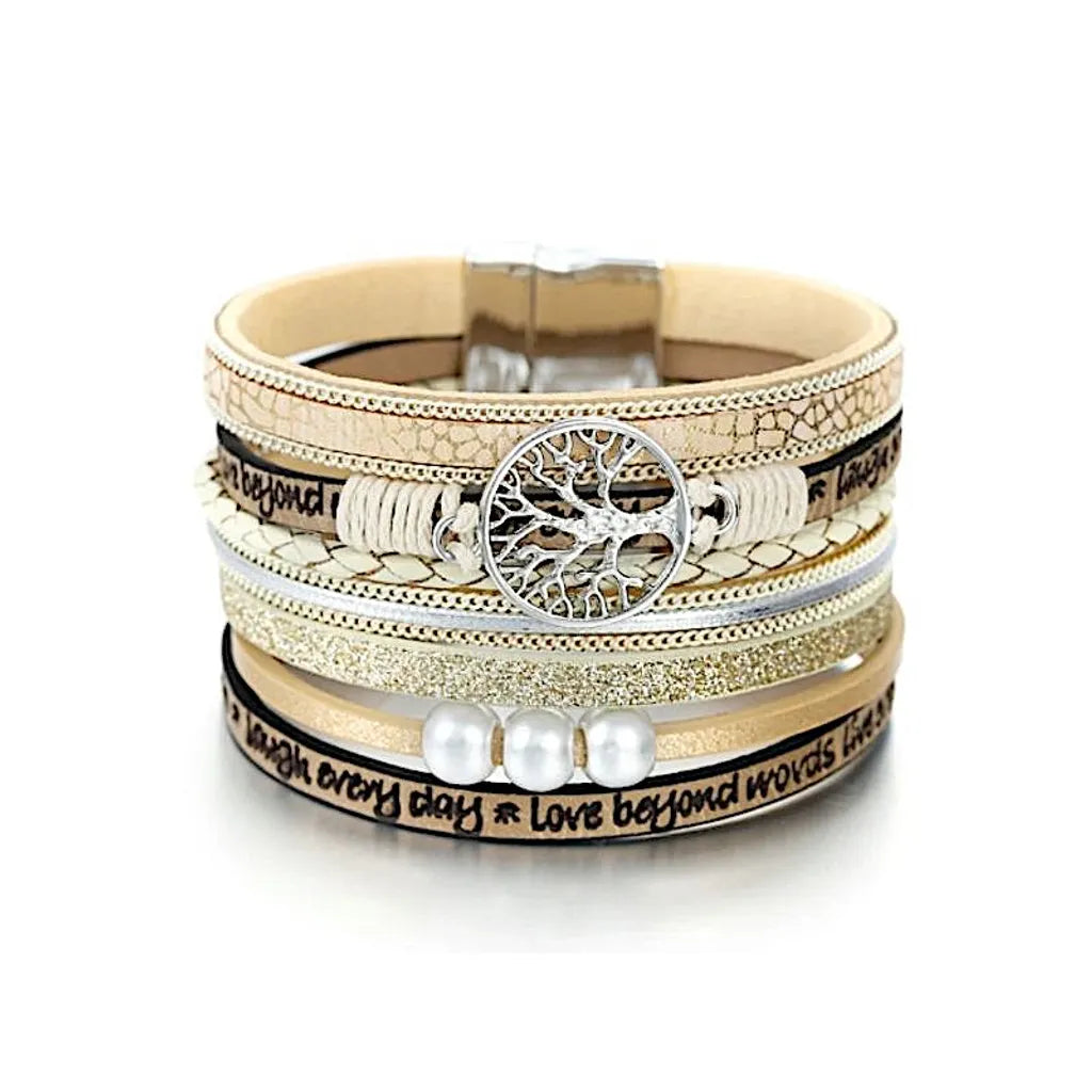 Bracelet arbre de vie multi-rangs en cuir microfibre végan beige, charm argenté et perles aspect nacre, présentation debout.