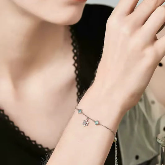 Bracelet Aeria en argent 925 porté sur poignet fin, flocons visibles en lumière naturelle, style délicat et minimaliste.