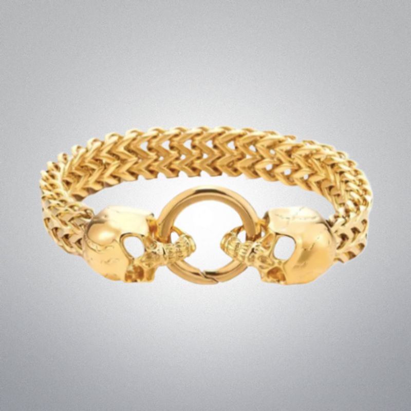 Vue de face du bracelet biker à maille cubaine avec crânes fêlés en acier inoxydable pour homme - fermoir rond lobster - coloris tout or