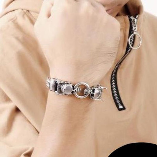 Bracelet biker à maille cubaine avec crânes et ailes d'ange en acier inoxydable sur poignet d'homme - fermoir lobster - coloris argent