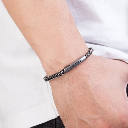 Bracelet biker avec chaîne à maillons cubains de 6 mm en acier inoxydable sur un poignet d'homme - coloris argent vieilli