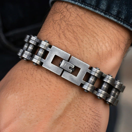 Gros plan du bracelet chaîne moto en acier rétro Kardan ajusté au poignet d'un homme moderne.