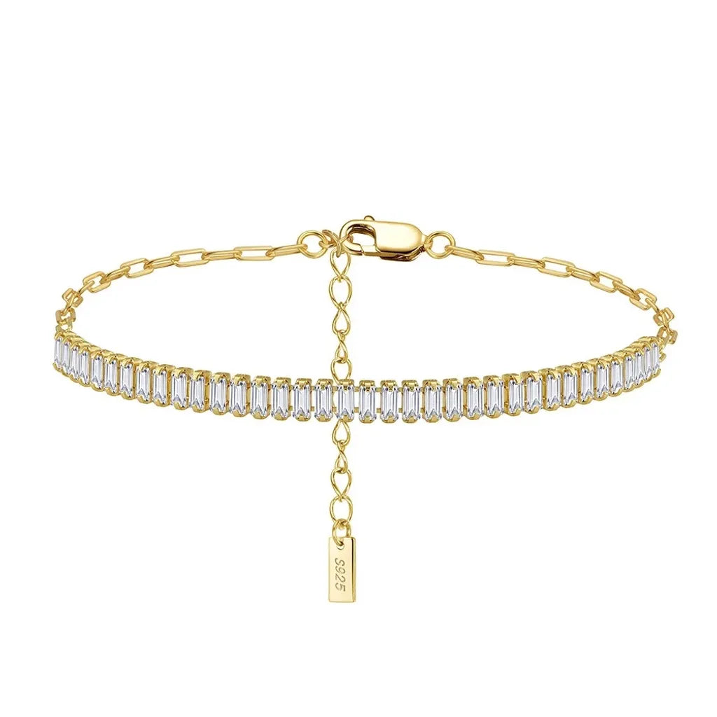 Bracelet Clara doré en argent 925, orné de zircones scintillantes et d’une chaîne réglable, au style épuré et lumineux.