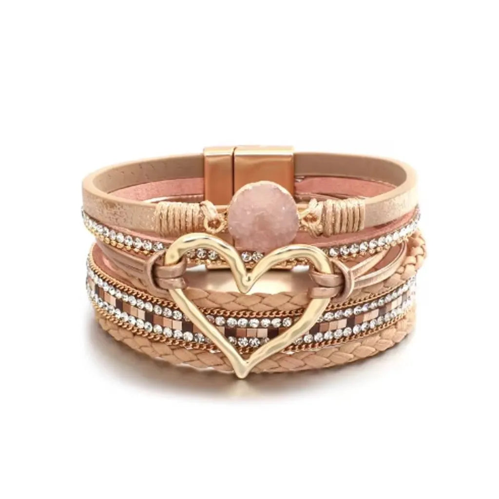 Bracelet Cœur de Lune Vagabonde beige. Une douceur naturelle pour le cuir microfibre et les détails du cœur ajouré.