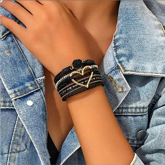Le bracelet Cœur de Lune Vagabonde noir rehausse une tenue jean et top noir. Il apporte une touche bohème et élégante.