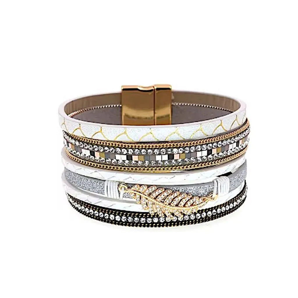 Bracelet Fougère blanc multi-rangs en cuir microfibre, fermoir magnétique doré, feuille dorée et rangs ornés de strass brillants.