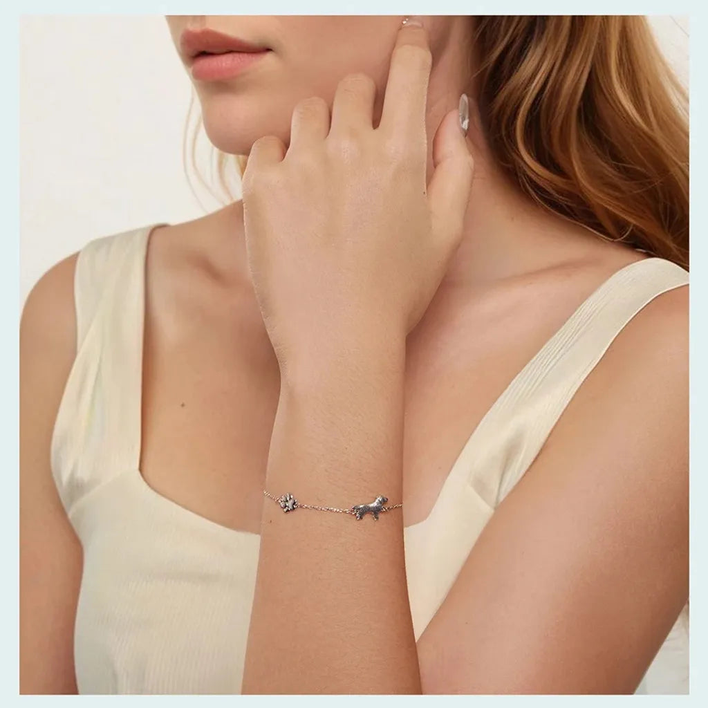 Bracelet Golden Retriever en argent 925 porté par une femme, style naturel et minimaliste pour un look quotidien raffiné.