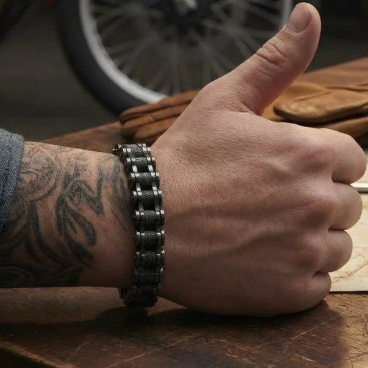 Bracelet Kross chaîne moto acier rétro porté poignet homme style biker largeur treize millimètres.