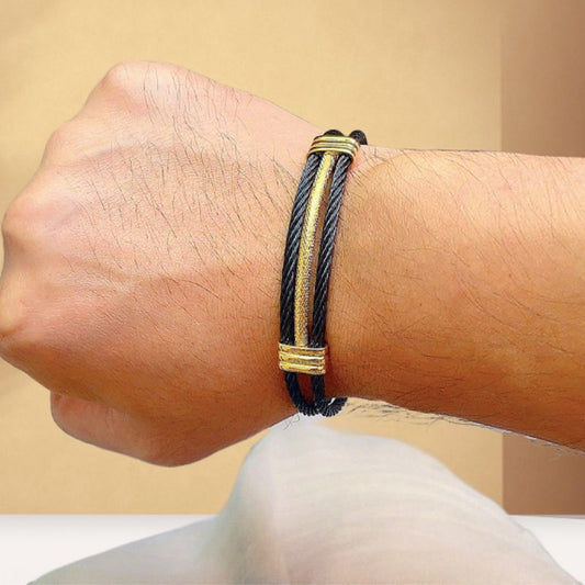 Bracelet manchette avec câble en acier inoxydable - jonc torsadé sur le poignet d'un homme - coloris noir et or