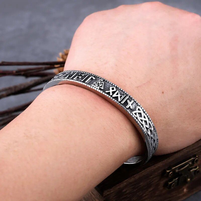 Bracelet manchette viking Valknut - jonc ouvert nœud d'odin avec runes en acier inoxydable sur un poignet d'homme - coloris argent