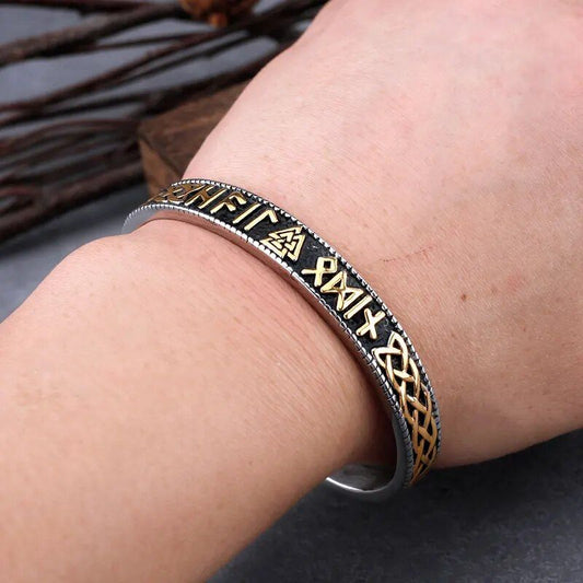 Bracelet manchette viking Valknut - jonc ouvert nœud d'odin avec runes en acier inoxydable sur un poignet d'homme - coloris argent et or