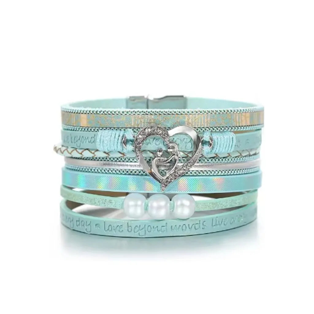 Bracelet cœur mère et enfant multi-rangs turquoise, cuir microfibre végan imprimé, perles blanches aspect nacré et fermoir magnétique argenté.