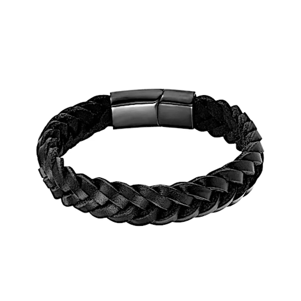 Gros plan. L'esthétique Noir Absolu du bracelet Nero Cuir Noir Tressé est mise en valeur, soulignant le contraste du tressage structuré.
