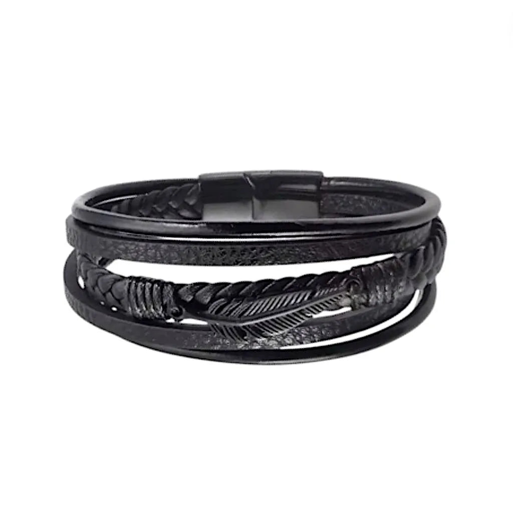 Bracelet multi-rangs en cuir noir avec plume et fermoir magnétiques de couleur noire, sur fond blanc.
