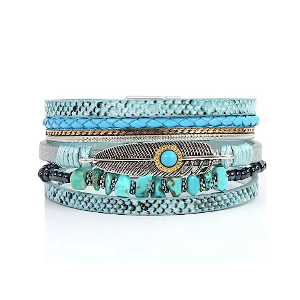 Bracelet Plume Quetzal bleu, multi-rangs cuir microfibre imprimé python, cabochon turquoise cerclé doré, plume ajourée, perles turquoise.