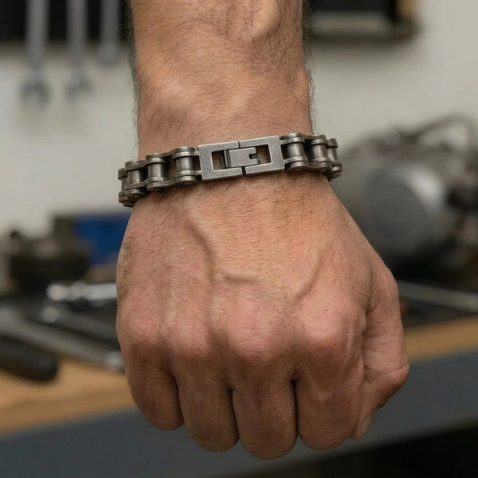 Gros plan sur un poing fermé arborant le bracelet maillon chaîne moto Kaelis masculin.
