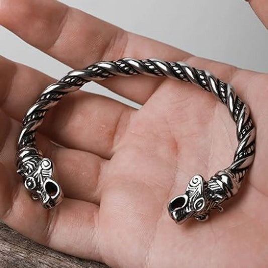 Bracelet torque viking avec têtes d'ours nordique en acier inoxydable - jonc ouvert torsadé sur la paume d'une main d'un homme d'homme - manchette de coloris argent