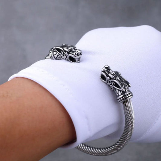 Bracelet torque viking avec têtes de dragon nordique en acier inoxydable - jonc ouvert de style câble torsadé sur poignet d'homme - manchette de coloris argent