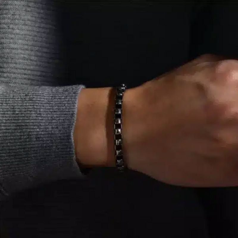 Bracelet vintage avec chaîne à maillons vénitiens de 6 mm inoxydable sur un poignet d'homme - coloris argent vieilli
